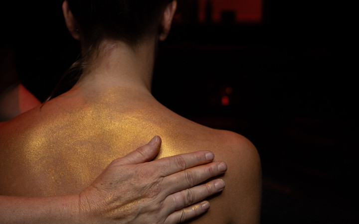 Moments of gold hand op rug gespiegeld