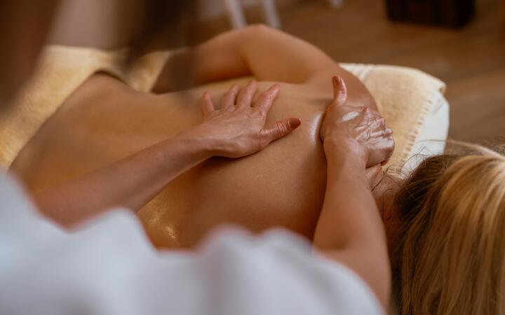 Amber Bloom massage