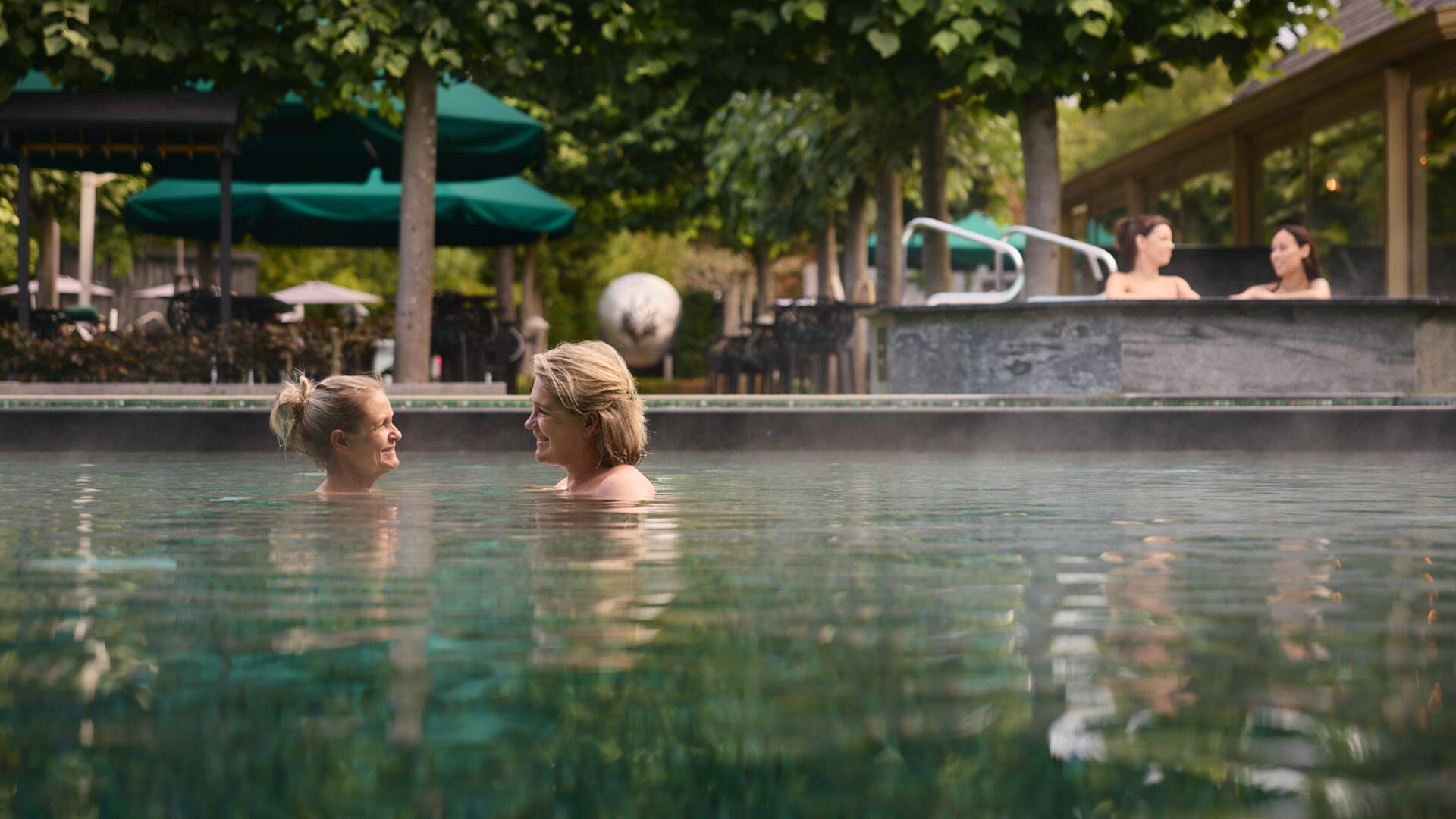 Twee vrouwen in buitenbad bij Thermen Barendrecht