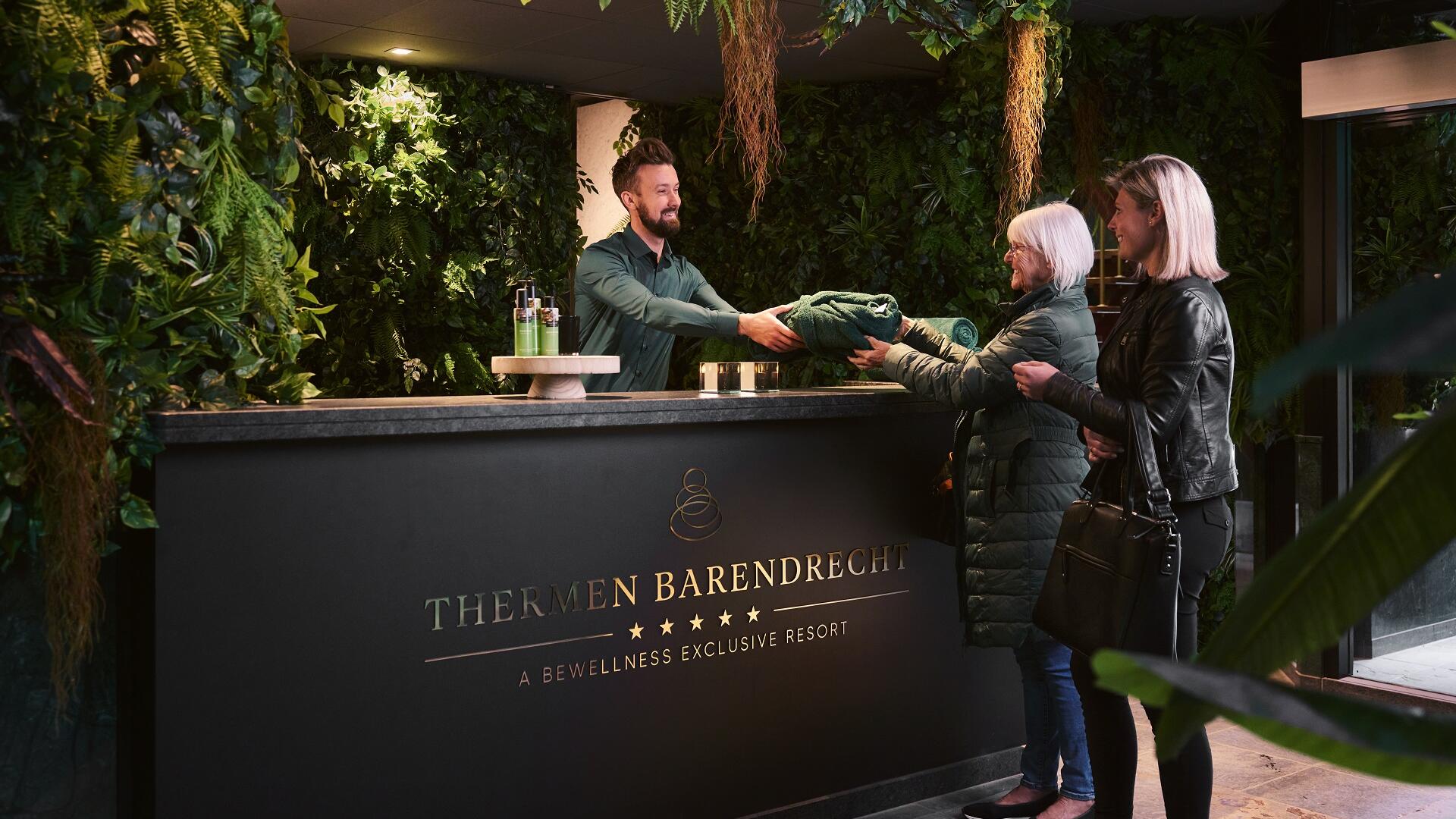 Werken bij Thermen Barendrecht receptie handdoek uitgifte