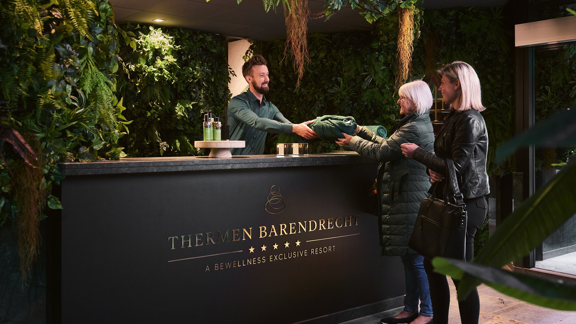 Werken bij Thermen Barendrecht receptie handdoek uitgifte